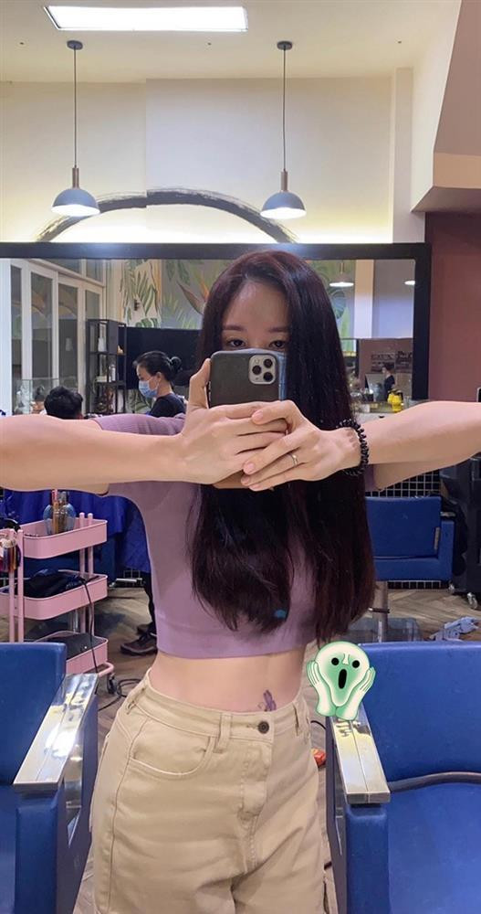 Nữ diễn viên diện croptop khoe thành quả tập luyện.