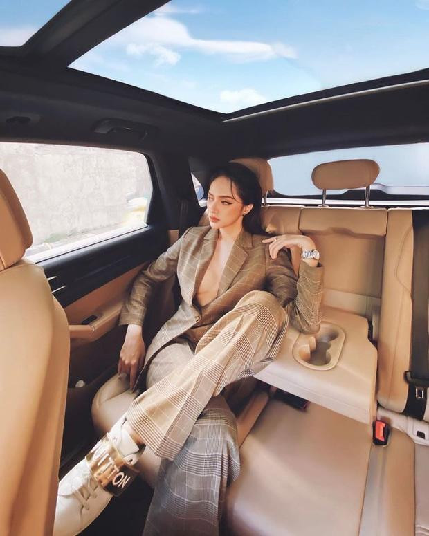 Để nói về "nữ hoàng pose dáng" thì có lẽ nhiều người nên học hỏi Hương Giang.
