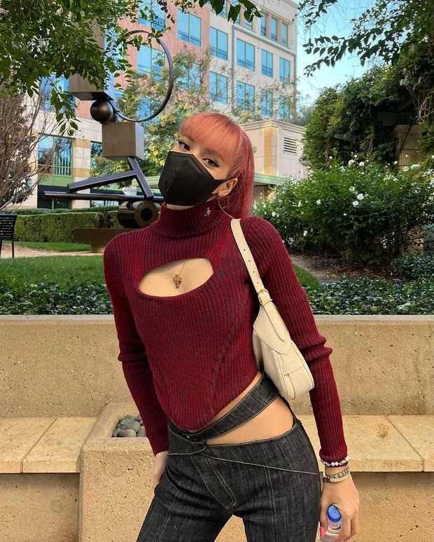 Lisa (BlackPnk) từng gây xôn xao khi xuất hiện với áo khoét ngực, khoe khéo vòng một và chiếc quần khoét hông. Thiết kế này được khán giả nhận xét vừa phải, cá tính, phù hợp với vóc dáng của cô. “Bộ đồ của Lisa có hở nhưng không phản cảm, cảm giác chân dài miên man”, một khán giả viết.