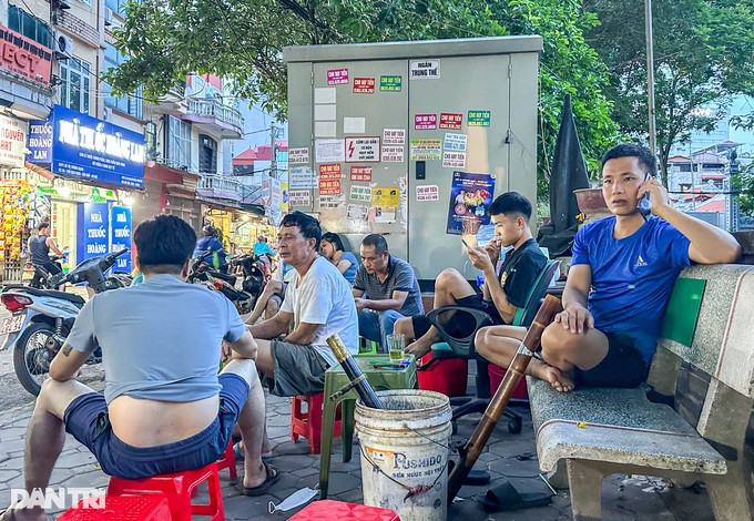 Anh Chu Đức Trung (24 tuổi, trú tại phố Dịch Vọng, quận Cầu Giấy) cho biết, những lần đầu ngồi cạnh trạm biến áp uống trà đá anh sợ bị điện giật, xảy ra cháy nổ. Sau nhiều lần, anh Trung cảm thấy quen dần và không còn sợ.
