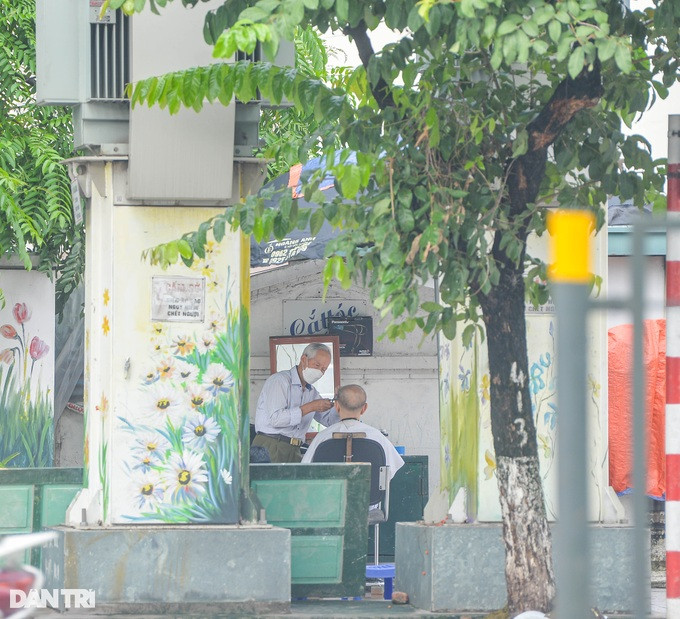 Khu vực trạm biện áp trên đường Giải Phóng (quận Hoàng Mai) còn trở thành địa điểm cắt tóc.