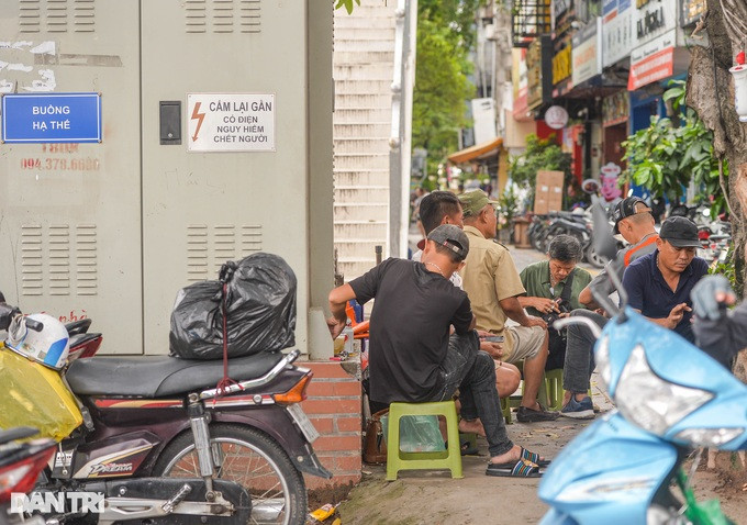 Trên mỗi bốt điện, trạm biến áp đều có cảnh báo: "Cấm lại gần có điện nguy hiểm chết người" hoặc "khu vực có điện, cấm bán hàng, cấm để xe, họp chợ, cấm đổ rác, cấm để vật liệu xây dựng, cấm đi vệ sinh, cấm tập trung đông người…" do các cơ quan chức năng đưa ra nhằm bảo vệ người dân khỏi những nguy hiểm, sự có do điện nhưng nhiều người cố tình phớt lờ.