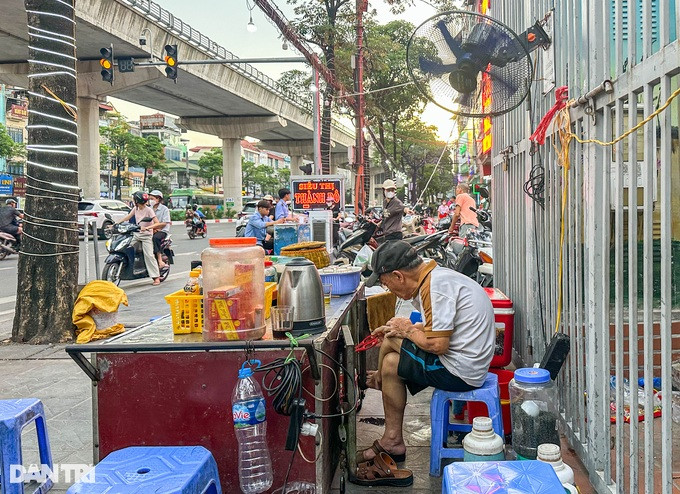 Người đàn ông bán trà đá ngay sát trạm biến áp trên đường Hồ Tùng Mậu (quận Nam Từ Liêm). Ông cho biết, bán hàng ở đây đã lâu và chưa bao giờ thấy trạm biến áp này xảy ra cháy, nổ hay chập điện nên cảm thấy an toàn. "Thi thoảng cũng có nhân viên điện lực tới nhắc nhở, cảnh báo nhưng tôi đành lờ đi vì mưu sinh. Số tiền mỗi tháng kiếm được cũng đủ chi tiêu", chủ quán trà đá chia sẻ.