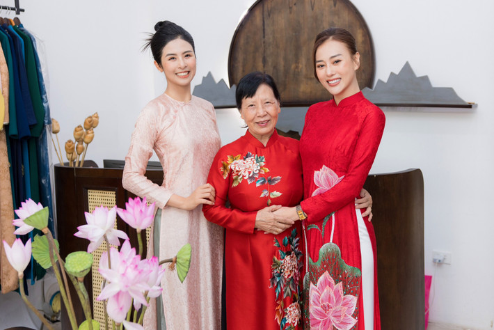 Hôm 23/7, diễn viên Phương Oanh đưa bà Kim Hòa đến thử áo dài của Hoa hậu Ngọc Hân để chuẩn bị cho đám hỏi diễn ra trong tuần này tại Hà Nội. Phương Oanh cũng được Ngọc Hân hỗ trợ thiết kế vest cho chú rể Hòa Bình trong ngày trọng đại.