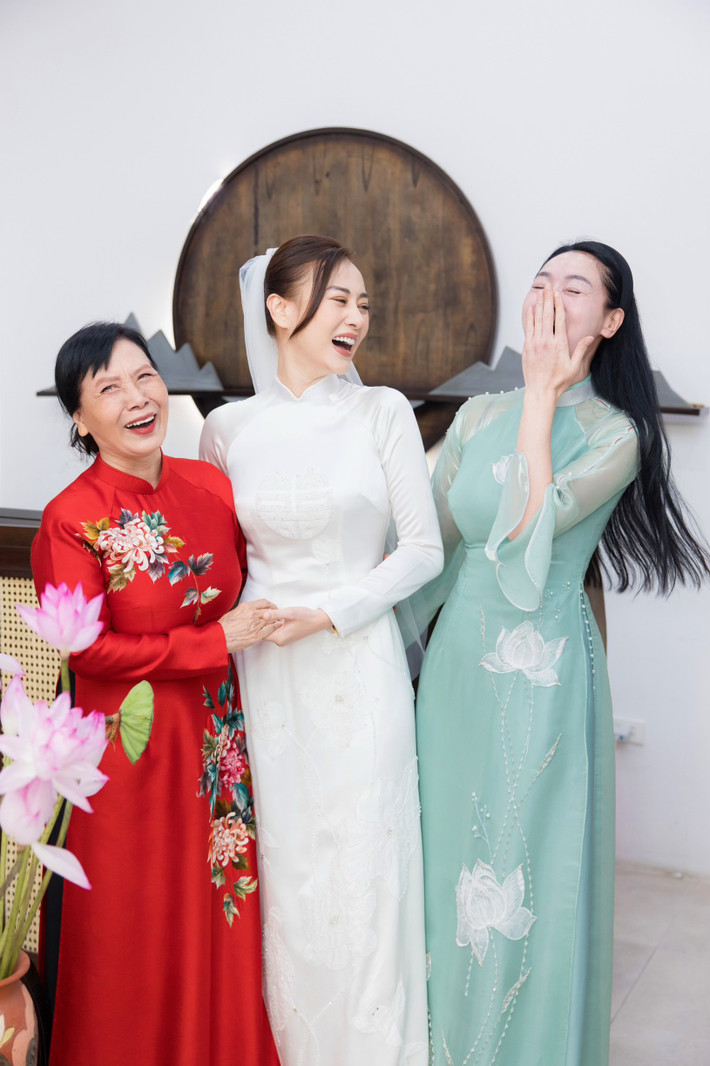 Phương Oanh và bà Kim Hòa - mẹ shark Bình cùng nữ diễn viên Thu Phương.
