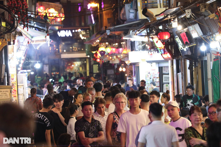 Dòng người đi lại san sát tại phố Tạ Hiện vào buổi tối.
