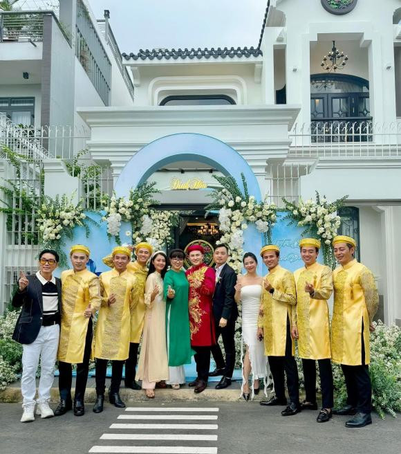 Điều gây ấn tượng nhất là dàn phụ rể bê tráp cho Hà Trí Quang như: Quốc Trường, Nguyên Vũ, Huỳnh Quý... Đây đều là những gương mặt sao nam nổi tiếng và cực điển trai của showbiz Việt. Tất cả diện áo dài vàng rất chỉn chu. Bên cạnh đó, nhiều nghệ sĩ khác như: Phương Dung, Thanh Hiền, Hồ Bích Trâm... cũng đến chung vui với Hà Trí Quang.