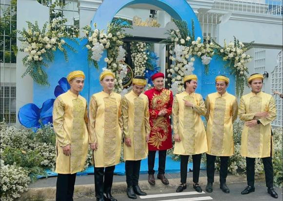 Lễ ăn hỏi của Hà Trí Quang và Thanh Đoàn được diễn ra tại quê nhà Đồng Tháp. Từ sớm, mọi khâu chuẩn bị đã hoàn thành tươm tất. Hà Trí Quang chọn áo dài đỏ nổi bật nhưng không kém phần lịch lãm. Các mâm quả đều được trang trí và thịnh soạn cho thấy chú rể rất chú trọng từng chi tiết nhỏ cho ngày vui của mình.