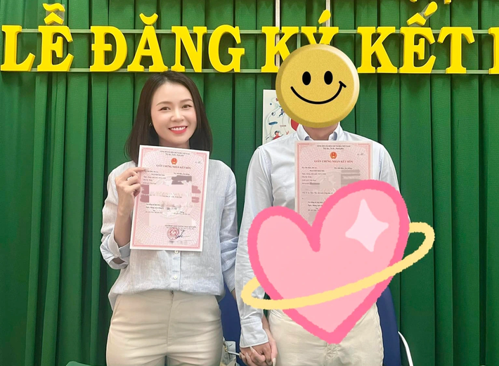 Tháng 4/2023, Sam khoe ảnh đăng ký kết hôn. Trong ảnh, diễn viên cười tươi tắn, nắm chặt tay chồng nhưng khéo léo che mặt người bạn đời.