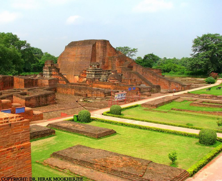 Tuy nhiên, Đại học Nalanda chính thức bị hủy diệt vào năm 1193 khi những người Hồi giáo Thổ Nhĩ đánh phá nơi này cũng như giết các Tăng sĩ ở đây.