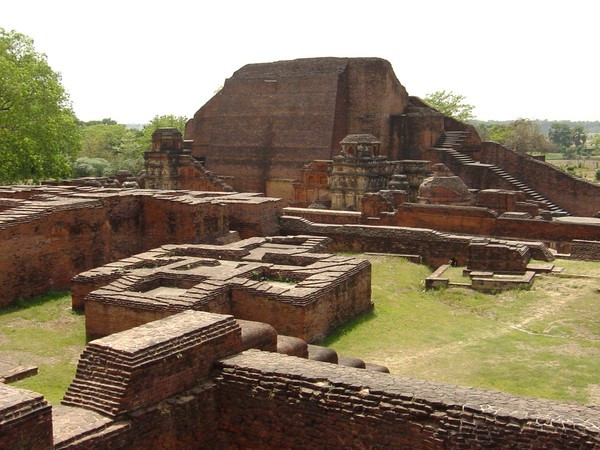 Đại học Nalanda nằm gần Vương Xá (Rājagaha, Rajgir), là nơi từng có hơn 10.000 sinh viên và 2.000 giảng sư, giảng dạy nhiều ngành học khác nhau. Đây cũng là một trong những trường đại học mang tầm vóc quốc tế đầu tiên. Đường Tăng hay còn gọi là Trần Huyền Trang (Đường Tam Tạng) là nhân vật vô cùng quen thuộc với nhiều người thông qua bộ phim truyền hình nổi tiếng “Tây Du Ký”. Vị cao tăng này đã vượt qua muôn trùng gian khổ sang Tây Trúc thỉnh kinh. Theo các tài liệu lịch sử, Huyền Trang là một cao tăng và là một trong 4 dịch giả lớn nhất của Trung Quốc trong mảng kinh sách Phật giáo.