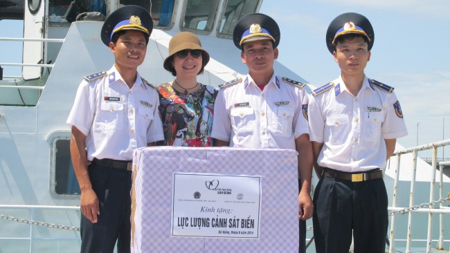 Ngày 16/6, tàu CSB 4032 đã cập cảng Sông Thu (Đà Nẵng) sau một tháng lênh đênh trên biển thực thi nhiệm vụ bảo vệ pháp luật, xua đuổi tàu Trung Quốc hạ đặt trái phép giàn khoan Hải Dương 981 tại vùng biển Hoàng Sa của Việt Nam. Trong ảnh là đại diện Quỹ TLV Lao Động trao 210 hộp trà cho các chiến sĩ CSB 4032.