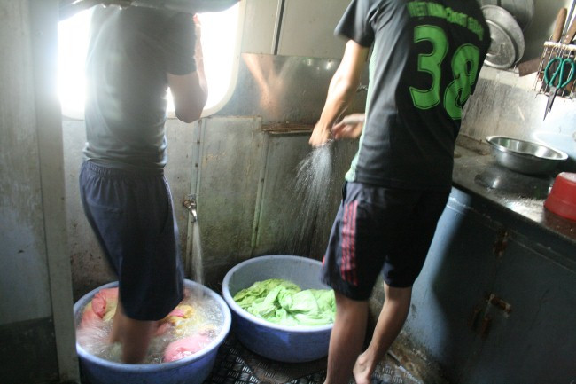 Một cảnh sát biển khác nói: “Về đất liền sướng nhất là được tắm thoải mái, ngoài biển, do thiếu nước ngọt nên anh em trên tàu thường phải 3-5 ngày mới tắm một lần…”. Ảnh: Vào đất liền có nước ngọt nên các cảnh sát biển tranh thủ giặt chăn màn.