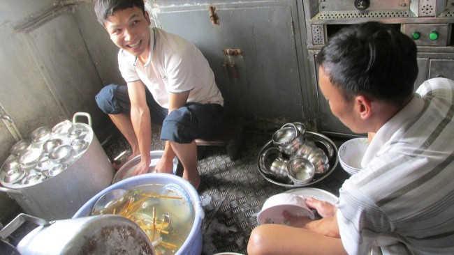 Hứng khởi vô cùng dù đang phải rửa cả một“đống” chén .