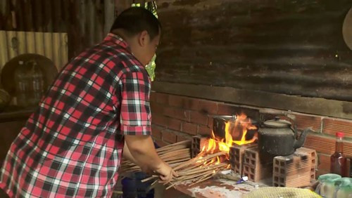 Nhạc sĩ Minh Khang gặp khó khăn vì phải chuẩn bị bữa tối trong căn nhà thiếu thốn, nấu ăn bằng củi và có duy nhất một chiếc nồi.