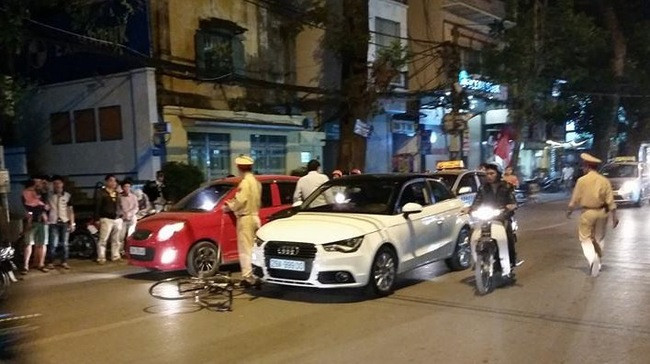 Chiều qua (27/11), thông tin diễn viên Chu Hùng bị thanh niên chạy ô tô va chạm giao thông trên phố Lò Đúc, Hà Nội khiến dư luận xôn xao. Rất may vụ va chạm không gây thương tích nặng cho nghệ sĩ.