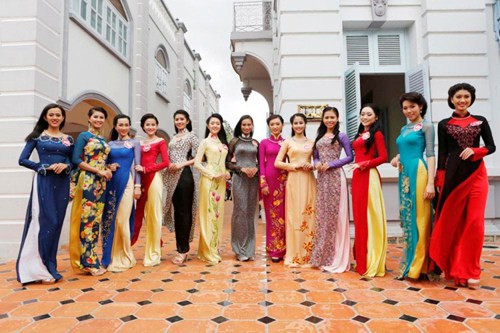 Trong trang phục áo dài truyền thống, những ứng cử viên "Hoa hậu Việt Nam 2014" khoe nét duyên dáng và e ấp trong không gian sang trọng của ngôi nhà.