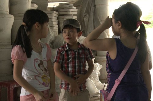 Tại đây, các con và các bố sẽ bị tách riêng tại hai địa điểm khác nhau. Nhiệm vụ của các bé là làm tượng thạch cao. Trong khi đó, các bố sẽ trở thành người thợ làm chậu từ đất sét.