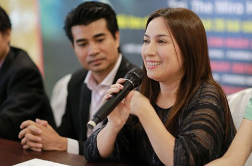 Còn Phi Nhung cho biết, lần đầu tiên hát cùng "chú Chế Linh", cô cảm thấy sướng và hạnh phúc muốn ngất vì Chế Linh là người mà cô thần tượng.