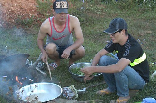 Tuy vậy, trong tập 5, thử thách nội trợ vẫn làm khó Minh Khang, Trần Lực và Hoàng Bách. Phải nấu ăn trong điều kiện thiếu thốn giữa vùng cao nguyên, các ông bố đã quyết định tập trung nguyên liệu lại một chỗ, cùng góp gạo thổi cơm chung.