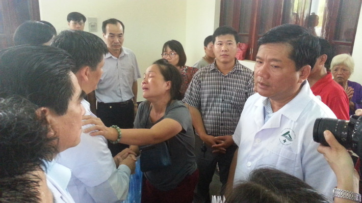 Người nhà nạn nhân khóc ngất khi chuyện trò cùng đại diện các cơ quan chức năng.