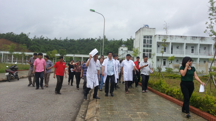 Ngay sau đó, Bộ trưởng Thăng cùng đại diện các cơ quan chức năng tỉnh Lào Cai đã đến động viên các gia đình của người tử nạn trong vụ tai nạn.