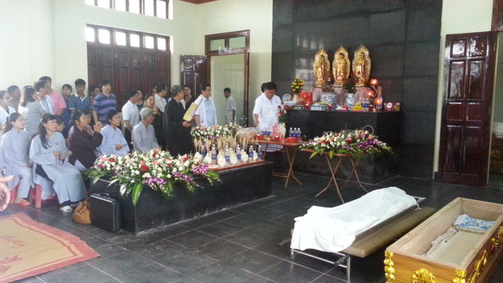 Tại nhà Đại thể, Bệnh viện Đa khoa Lào Cai, Bộ trưởng Thăng đã đến chia buồn, động viên thân nhân 12 nạn nhân xấu số được đưa đến.