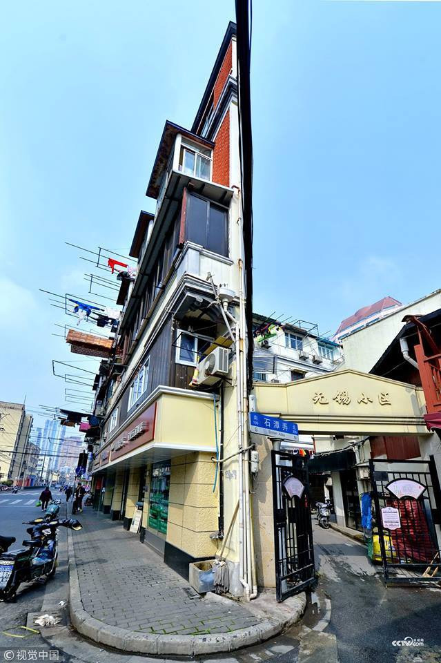 Theo truyền thông Trung Quốc, một đầu của tòa nhà hẹp tới mức chỉ rộng 20 cm, còn đầu kia “nở ra” theo kiểu kiến trúc đa giác để người dân vẫn sinh hoạt bên trong. Tầng 1 được tận dụng làm cửa hàng kinh doanh nhưng khá chật chội. Còn các tầng phía trên, mọi người thường cơi nới thêm khoảng không phía trước để phơi đồ.