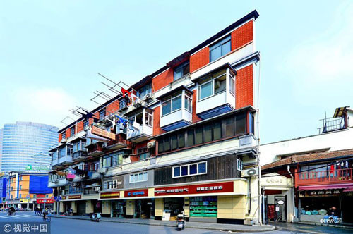 Đây là tòa nhà nằm ở đường Ninh Ba, thành phố Thượng Hải, Trung Quốc. Nếu nhìn ở mặt trước, công trình không có gì khác biệt. Nhưng nếu đứng ở góc chếch, du khách sẽ thấy tòa nhà mỏng dính. 
