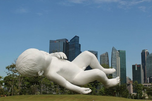 ##sc### Bức tượng em bé khổng lồ như đang bay trong không trung ở Singapore.