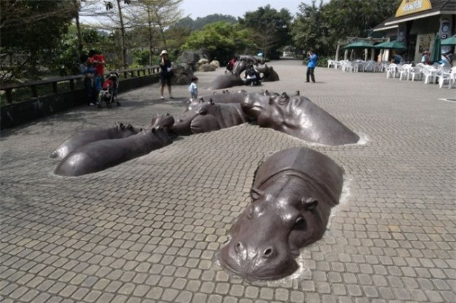 Hippopotamus là tác phẩm điêu khắc từ đá được đặt tại khuôn viên của Vườn bách thú Đài Bắc.