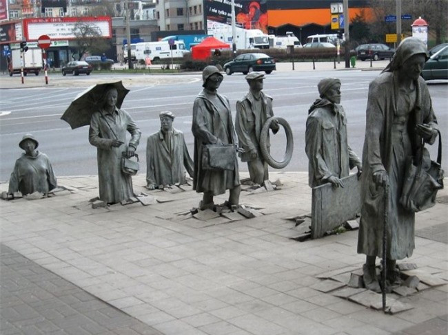 The Anonymous Pedestrians hay còn gọi là "Những kẻ bộ hành vô danh" là một tác phẩm điêu khắc nổi tiếng của đất nước Ba Lan.