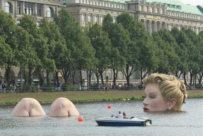 Bức tượng có tên "The Bather" ở Đức.