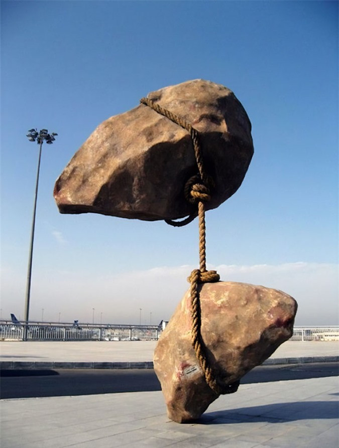 Tác phẩm Floating Stone của Smaban Abbas. Hai hòn đá như lơ lửng trên không trung mà không có bất kỳ vật gì nâng đỡ.