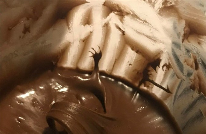 Trông giống như thứ gì đó đang cố gắng thoát ra khỏi hũ nutella.