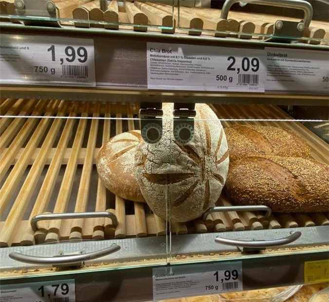 Chiếc bánh mì được đặt tình cờ trông giống như một khuôn mặt hoạt hình.