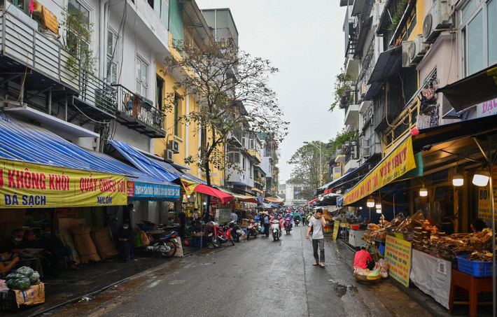 "Khoảng một tuần nay, chợ vắng hơn, nhiều tiểu thương bị mắc COVID-19 nên họ nghỉ ngơi ở nhà", bà Thúy (sống tại khu vực phố cổ Hà Nội) nói và cho hay 1/3 tiểu thương tại chợ Bắc Qua tạm ngừng buôn bán.