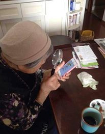 Bà rất ít khi dùng smartphone.