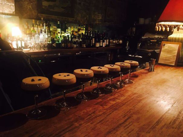 7. Mấy cái ly Espresso Martini xếp trên bàn này khiến ai cũng tưởng là những chiếc ghế ở quầy bar.