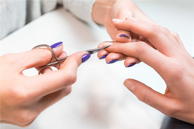 Một số nước châu Á kỵ việc cắt móng tay ban đêm (khoảng sau 18h). Quan niệm này vẫn tồn tại ở một số vùng của Hàn Quốc, Nhật Bản, Ấn Độ... Ảnh: MDN.