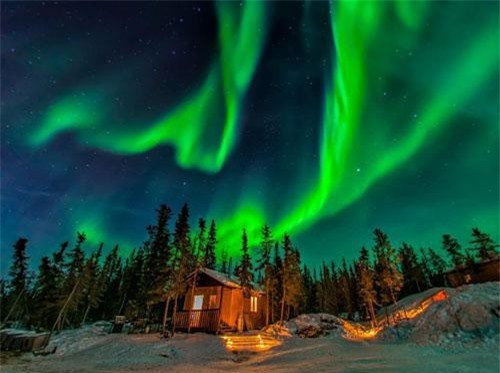 Cực quang là một trong nhiều hiện tượng thiên nhiên thu hút khách du lịch đến với thành phố Reykjavik nằm ở cực Bắc Iceland. Ngoài việc chiêm ngưỡng khung cảnh kỳ diệu này, bạn còn có thể hòa mình vào các hoạt động giải trí mùa đông đáng nhớ. Ảnh: Kitchen Decor.
