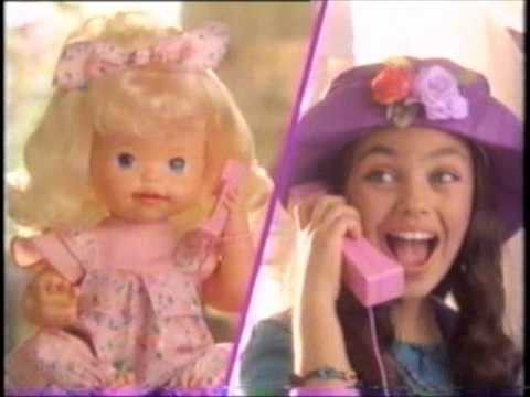 1. Búp bê Telephone Tammy: Những con búp bê dễ thương này từng được rất nhiều người sưu tầm. Trước đây, vào khoảng thập niên 90, những quảng cáo búp bê Tammy có mặt khắp nơi. Trong mẩu quảng cáo đó, một cô bé nhấc chiếc điện thoại đồ chơi lên gọi cho con búp bê, và nó đã đáp lại. "Xin chào, tôi đã chờ cuộc gọi của bạn từ rất lâu!" Telephone Tammy là nguồn gốc của truyền thuyết đô thị về cô giữ trẻ và người đàn ông trên lầu. Cô giữ trẻ liên tục nhận được những cuộc gọi rùng rợn, yêu cầu cô ấy kiểm tra đứa bé. Đôi khi chủ nhân cuộc gọi là một kẻ tâm thần, nhưng trong vài dị bản khác, nó là một con búp bê Telephone Tammy đẫm máu.