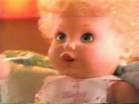 3. Baby Alive có nghĩa là "em bé sống", là loại búp bê xuất hiện khá sớm, từ thập niên bảy mươi. Món đồ chơi này tới năm 1922 mới có giọng nói và ngày nay vẫn được sản xuất. Chúng được bán khá nhiều trên Amazon, Ebay. Hiện giờ thì con búp bê trông đã đỡ ghê rợn, nhưng vào thập niên 90 là khủng khiếp nhất. Baby Alive thậm chí còn có một câu chuyện Creepypasta về nó. Thế là đủ hiểu nó đáng sợ tới mức nào.