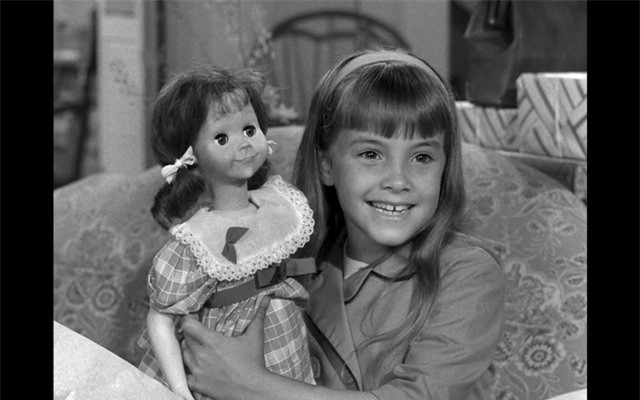 4. Búp bê Chatty Cathy có thể là loại đáng sợ nhất trong danh sách này, nó còn từng xuất hiện trong phim Twilight Zone (tập Búp bê sống). Cathy chỉ được bán vào giữa thập kỷ 50-60, nhưng rất đắt hàng. Nữ diễn viên đã lồng tiếng cho nó cũng xuất hiện trong phim Twilight Zone. Nó trông giống như một cơn ác mộng có thể sống dậy bất cứ khi nào. Tuy vậy, rất nhiều trẻ em yêu thích nó.