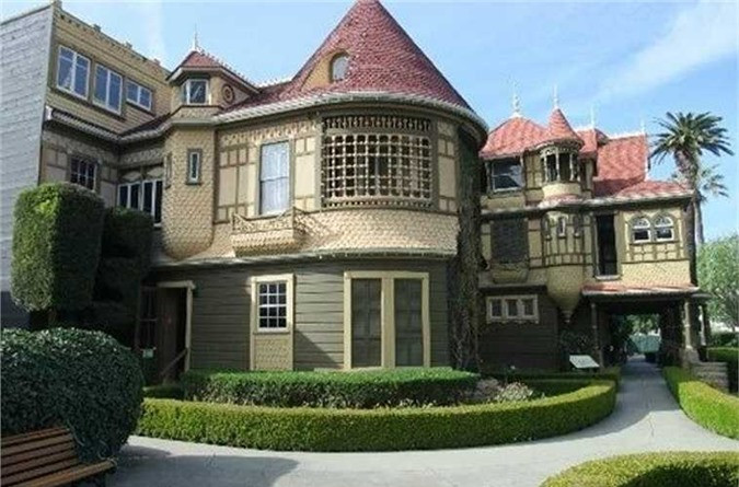 ##sc### 8. Biệt thự Winchester: Ngôi nhà thuộc về Sarah Winchester, con dâu của người sáng lập ra công ty súng Winchester lừng danh của Mỹ. Sau khi chồng cô là William Winchester và con gái cô là Annie mất do bệnh tật, Sarah thường xuyên gặp những hồn ma. Một nhà ngoại cảm nói cô đang bị ám bởi linh hồn của những người chết bởi loại súng trường mà cha chồng cô sáng chế.