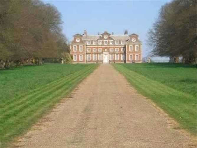 ##sc### 3. Biệt thự Raynham Hall (Anh): Chính tại biệt thự Raynham Hall, nhiếp ảnh gia Captain Provand và người phụ tá là Indre Shira chụp được bức ảnh ma nổi tiếng nhất mọi thời đại. Bức ảnh ghi lại được hình dáng của một bóng ma tại tầng trệt biệt thự. Tương truyền bóng ma trong lâu đài là linh hồn không siêu thoát của bà Dorothy Walpole, phu nhân của lãnh chúa Viscount Townshend.