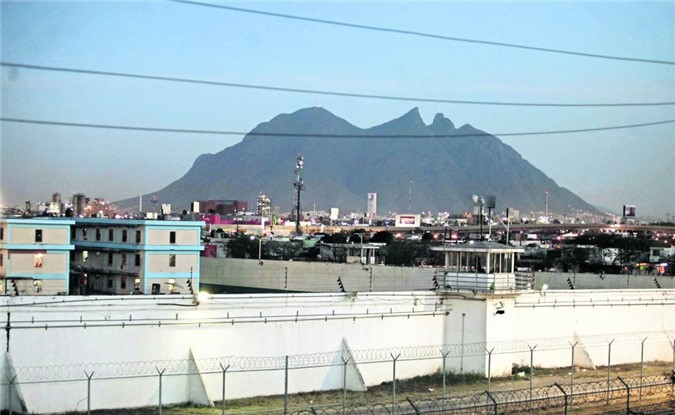Nhà tù Topo Chico nằm tại thành phố Monterrey, thủ phủ bang Nuevo Leon, thuộc vùng đông bắc của Mexico và cách thủ đô Mexico City hơn 900 km. Nơi này nổi tiếng với nhiều vụ thanh toán và bạo loạn có liên hệ với các băng nhóm tội phạm ma túy, nghiêm trọng nhất là vụ bạo loạn năm 2016 làm 49 người chết. Ảnh: El Universal.