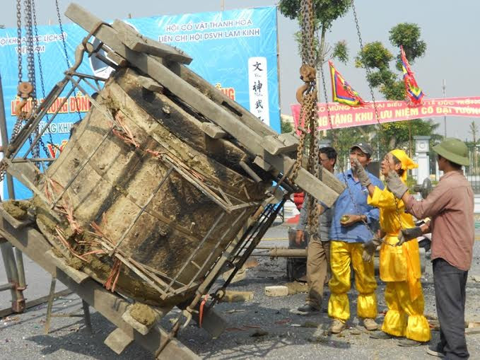 Trống được đúc theo phiên bản trống đồng Ngọc Lũ với đường kính 103cm - tượng trưng cho tuổi thọ của Đại tướng Võ Nguyên Giáp và cao 91,1cm, tượng trưng cho năm 1911 - năm sinh của Đại tướng; súng thần công dài 103cm.