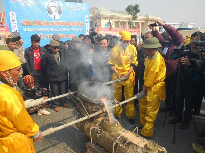 Hình ảnh rót đồng vào khuôn để đúc súng thần công...