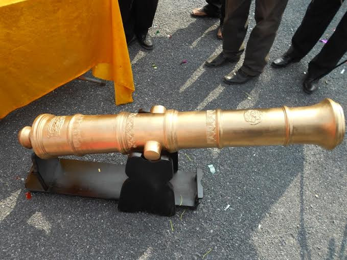 Thân súng dài 103cm - tượng trưng cho tuổi thọ của Đại tướng. Chu vi nòng súng thần công 48cm, nhắc đến năm 1948, Đại tướng được Chủ tịch Hồ Chí Minh phong hàm Đại tướng.